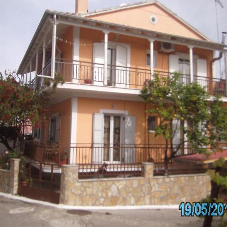 George'S House Apartment Agios Matthaios  Ngoại thất bức ảnh